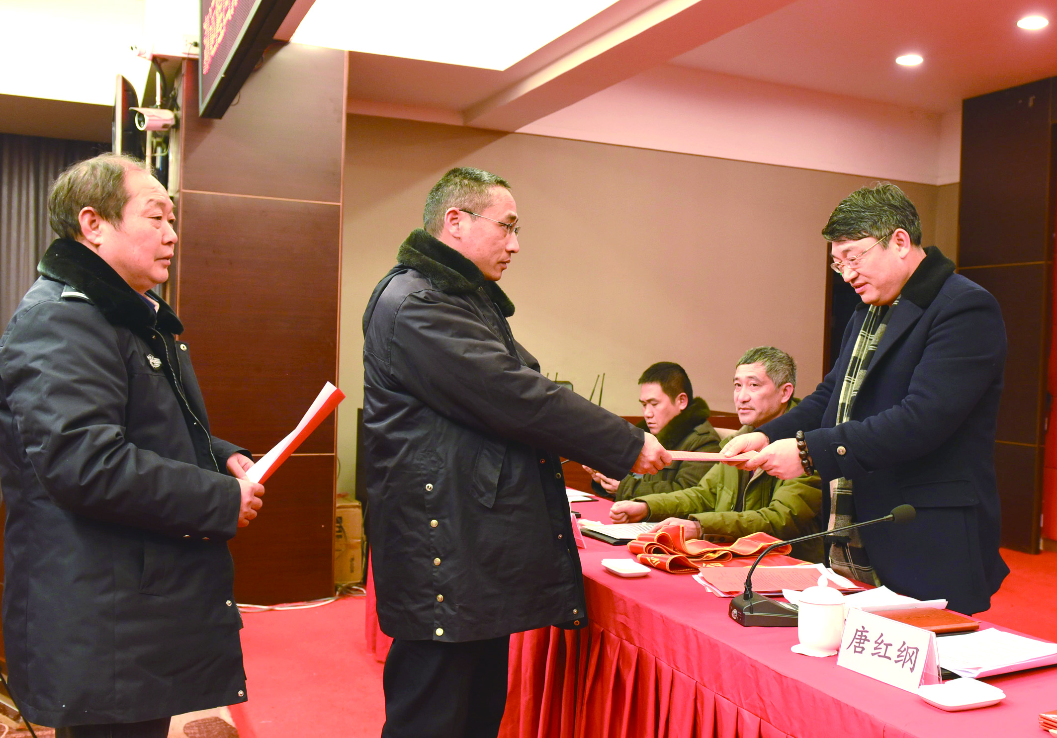 1月30日，隆回分公司召開2017年工作總結表彰大會暨2018年春運工作動員大會。