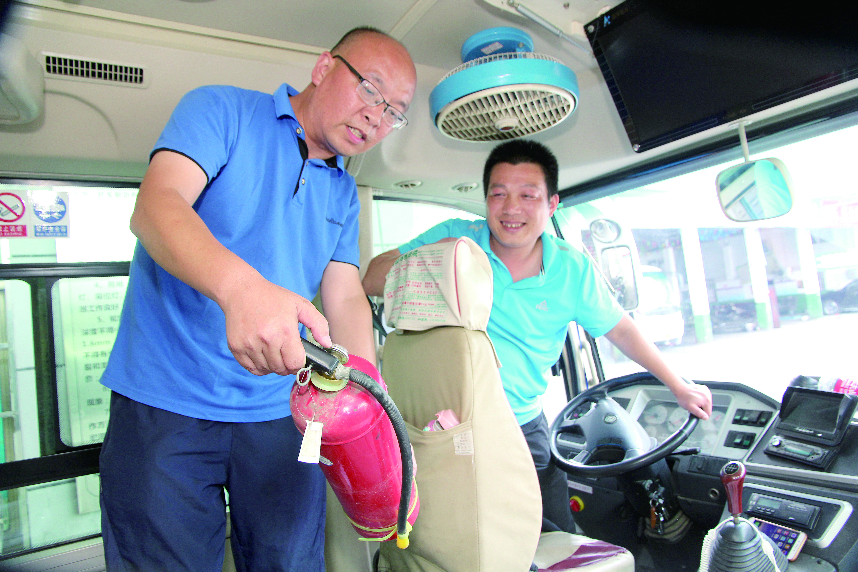 安全稽查兩不誤 ——記集團公司優秀共產黨員、隆回汽車西站副站長李擁政 肖秀華