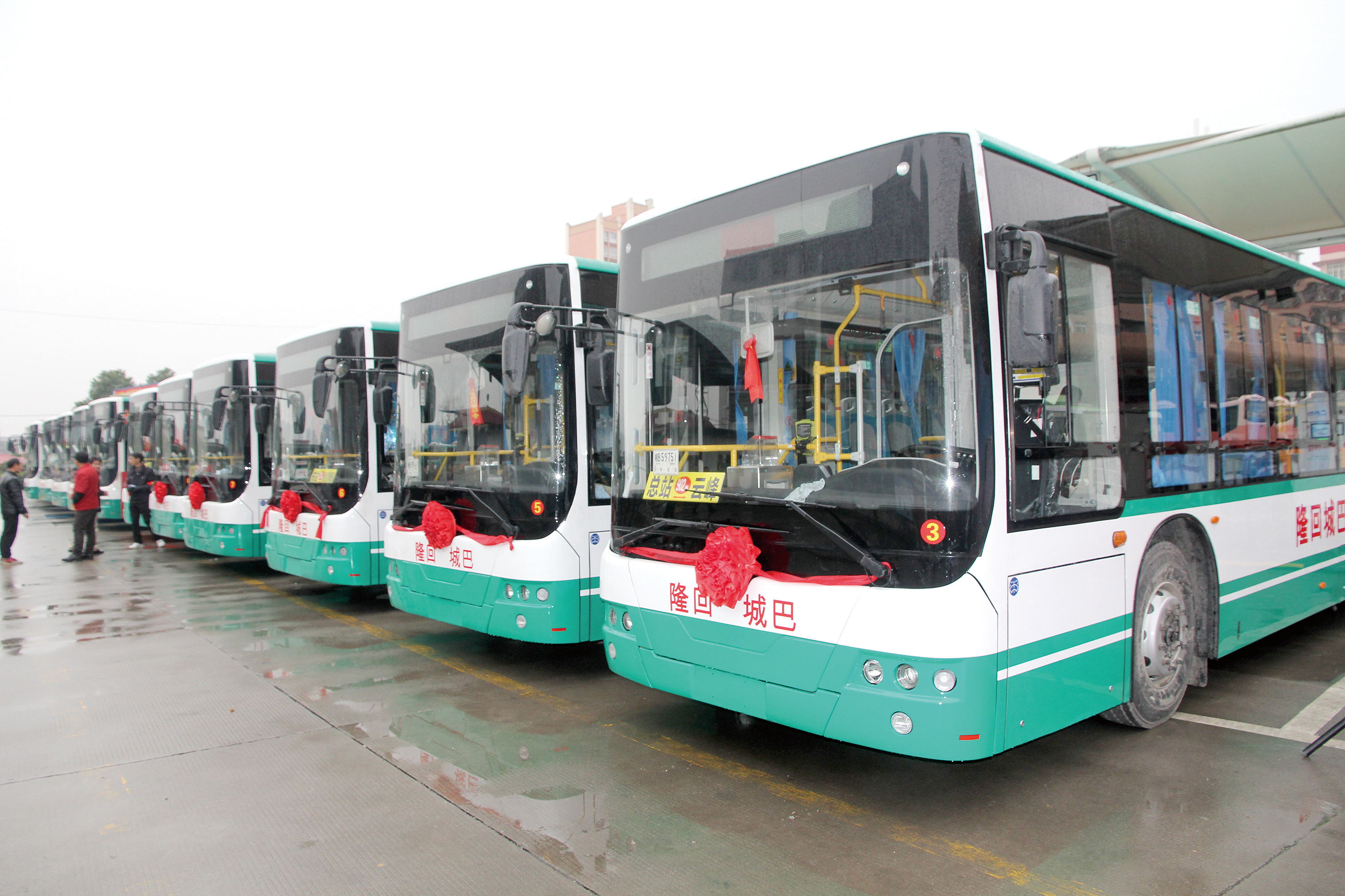 做精做細公交服務 點亮“城市窗口” ?——隆回多措并舉創建公共服務窗口文明單位  記者 李高雄 通訊員 陸鳴湘